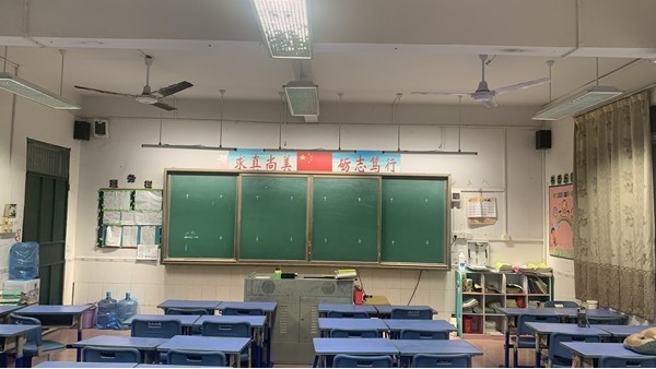 教室照明<i style='color:red'>改造后</i>，燈光明亮了，但是燈光很柔合，不刺眼