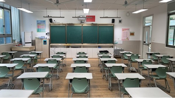 對教室照明進行<i style='color:red'>改造后</i>，華輝教育照明打造了怎樣的照明環(huán)境？