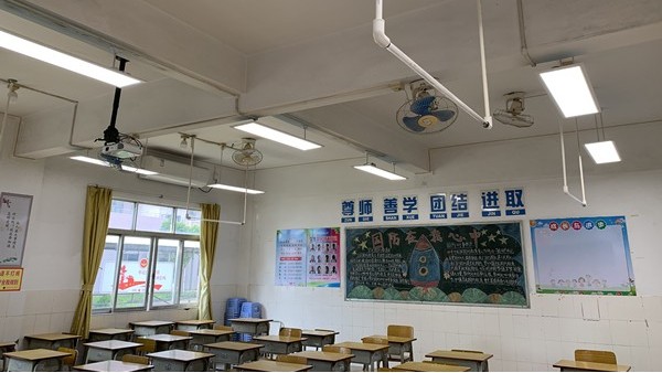 教室燈變?nèi)岷土?，學(xué)生的眼睛<i style='color:red'>舒服</i>了！教室照明改造有效預(yù)防近視